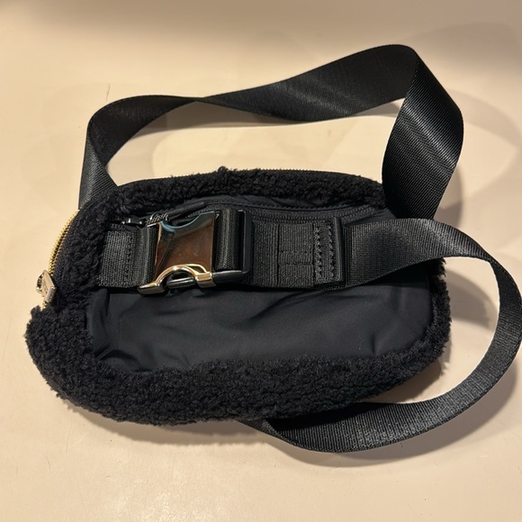 Lululemon Everywhere Belt Bag - Picture 3 of 5